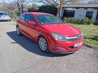 Usado Opel Astra GTC Enjoy 99 CV (72 kW) 2006 Rojo Utilitario