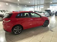 Usado Hyundai i30 110 CV (80 kW) 2021 Rojo Berlina