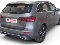 Usado Mercedes B180 116 CV (85 kW) 2021 Gris Utilitario