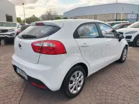 Usado Kia Rio 85 CV (62 kW) 2014 Blanco Berlina