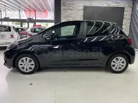 Usado Toyota Yaris Hybrid Active 100 CV (73 kW) 2017 Negro Berlina