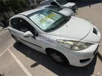 Usado Peugeot 207 75 CV (55 kW) 2009 Blanco Berlina