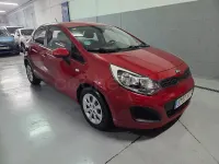 Usado Kia Rio 85 CV (62 kW) 2013 Rojo Berlina