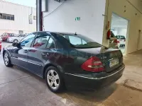 Usado Mercedes E270 Avantgarde 177 CV (130 kW) 2004 Azul Berlina