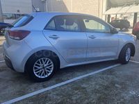 Usado Kia Rio 84 CV (61 kW) 2021 Gris / plata Berlina