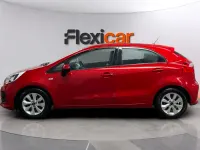 Usado Kia Rio 84 CV (61 kW) 2017 Rojo Berlina