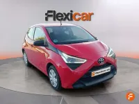 Usado Toyota Aygo X-play 72 CV (52 kW) 2022 Rojo Utilitario
