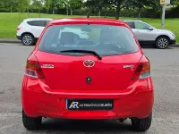 Usado Toyota Yaris Active 90 CV (66 kW) 2009 Rojo Utilitario