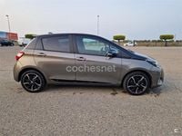 Usado Toyota Yaris Hybrid Advance 100 CV (73 kW) 2018 Gris / plata Berlina