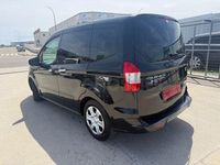 Usado Ford Tourneo Courier Trend 75 CV (55 kW) 2015 Negro Monovolumen