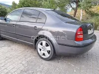 Usado Skoda Superb Comfort 130 HP (95 kW) 2003 Cinzento Sedan