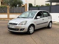 Usado Ford Fiesta Trend 90 CV (66 kW) 2007 Gris / plata Utilitario