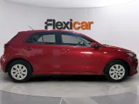 Usado Kia Rio 84 CV (61 kW) 2018 Rojo Berlina