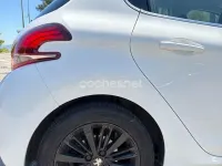 Usado Peugeot 208 Allure 100 CV (73 kW) 2016 Blanco Utilitario