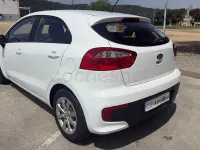 Usado Kia Rio 84 CV (61 kW) 2015 Blanco Berlina