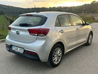Usado Kia Rio 84 CV (61 kW) 2017 Gris / plata Berlina