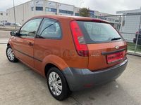 Usado Ford Fiesta Ambiente 70 CV (51 kW) 2003 Naranja Utilitario