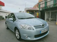 Usado Toyota Auris 90 CV (66 kW) 2010 Azul Utilitario