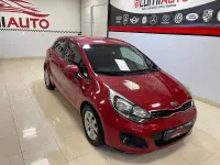 Usado Kia Rio 85 CV (62 kW) 2014 Granate Berlina