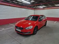 Usado Volvo V60 R-Design Kinetic 115 CV (84 kW) 2014 Rojo Familiar
