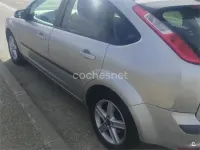 Usado Ford Focus Trend 90 CV (66 kW) 2007 Gris / plata Berlina
