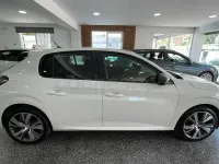 Usado Peugeot 208 Allure 100 CV (73 kW) 2023 Blanco Utilitario