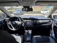 Usado Toyota Auris Hybrid Active 136 CV (100 kW) 2015 Azul Berlina