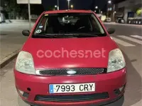 Usado Ford Fiesta Trend 80 CV (58 kW) 2004 Rojo Utilitario
