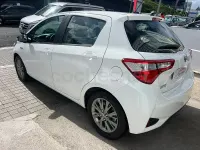 Usado Toyota Yaris Hybrid Active 100 CV (73 kW) 2020 Blanco Berlina