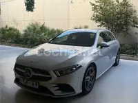 Usado Mercedes A180 122 CV (89 kW) 2019 Gris / plata Berlina