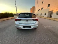 Usado Opel Astra 105 CV (77 kW) 2020 Gris / plata Berlina