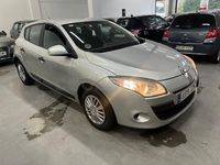 Usado Renault Mégane Authentique 85 CV (62 kW) 2010 Gris / plata Berlina