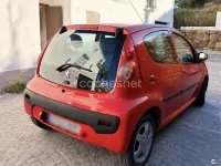 Usado Peugeot 107 68 CV (50 kW) 2011 Rojo Utilitario