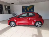 Nuevo Toyota Yaris Hybrid Active 116 CV (85 kW) 2026 Rojo Berlina
