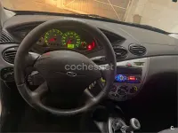 Usado Ford Focus Ghia 100 CV (73 kW) 1999 Gris / plata Berlina
