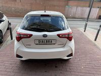 Usado Toyota Yaris Hybrid Active 99 CV (72 kW) 2020 Blanco Utilitario