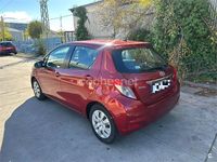 Usado Toyota Yaris Connect Style 101 CV (74 kW) 2012 Rojo Berlina