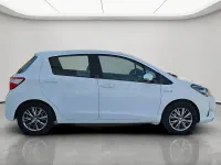 Usado Toyota Yaris Hybrid Active 100 CV (73 kW) 2020 Blanco Berlina