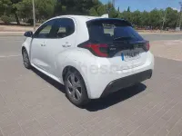 Usado Toyota Yaris Hybrid Active 116 CV (85 kW) 2024 Blanco Berlina