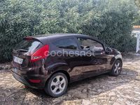 Usado Ford Fiesta Trend 82 CV (60 kW) 2010 Violeta / lila Utilitario