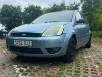 Usado Ford Fiesta Ghia 90 CV (66 kW) 2005 Gris / plata Utilitario
