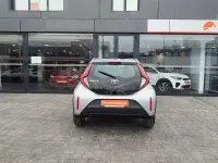 Usado Toyota Aygo X 72 CV (52 kW) 2023 Gris / plata SUV