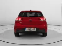Usado Kia Rio 84 CV (61 kW) 2022 Rojo Berlina