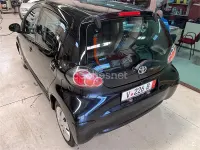 Usado Toyota Aygo Live 68 CV (50 kW) 2012 Negro Utilitario