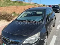 Usado Opel Astra Enjoy 110 CV (80 kW) 2012 Negro Familiar