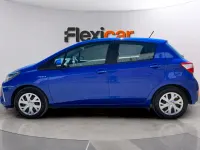 Usado Toyota Yaris Hybrid Active 100 CV (73 kW) 2020 Azul Berlina