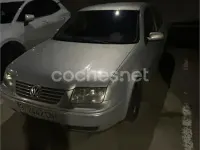 Usado VW Bora Trendline 110 CV (80 kW) 1999 Gris / plata Berlina