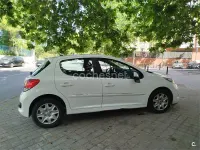 Usado Peugeot 207 Active 70 CV (51 kW) 2010 Blanco Berlina