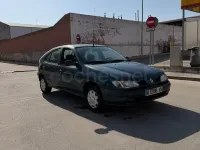 Usado Renault Mégane 90 CV (66 kW) 1998 Verde Berlina