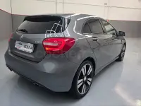 Usado Mercedes A180 Style 109 CV (80 kW) 2014 Gris / plata Utilitario